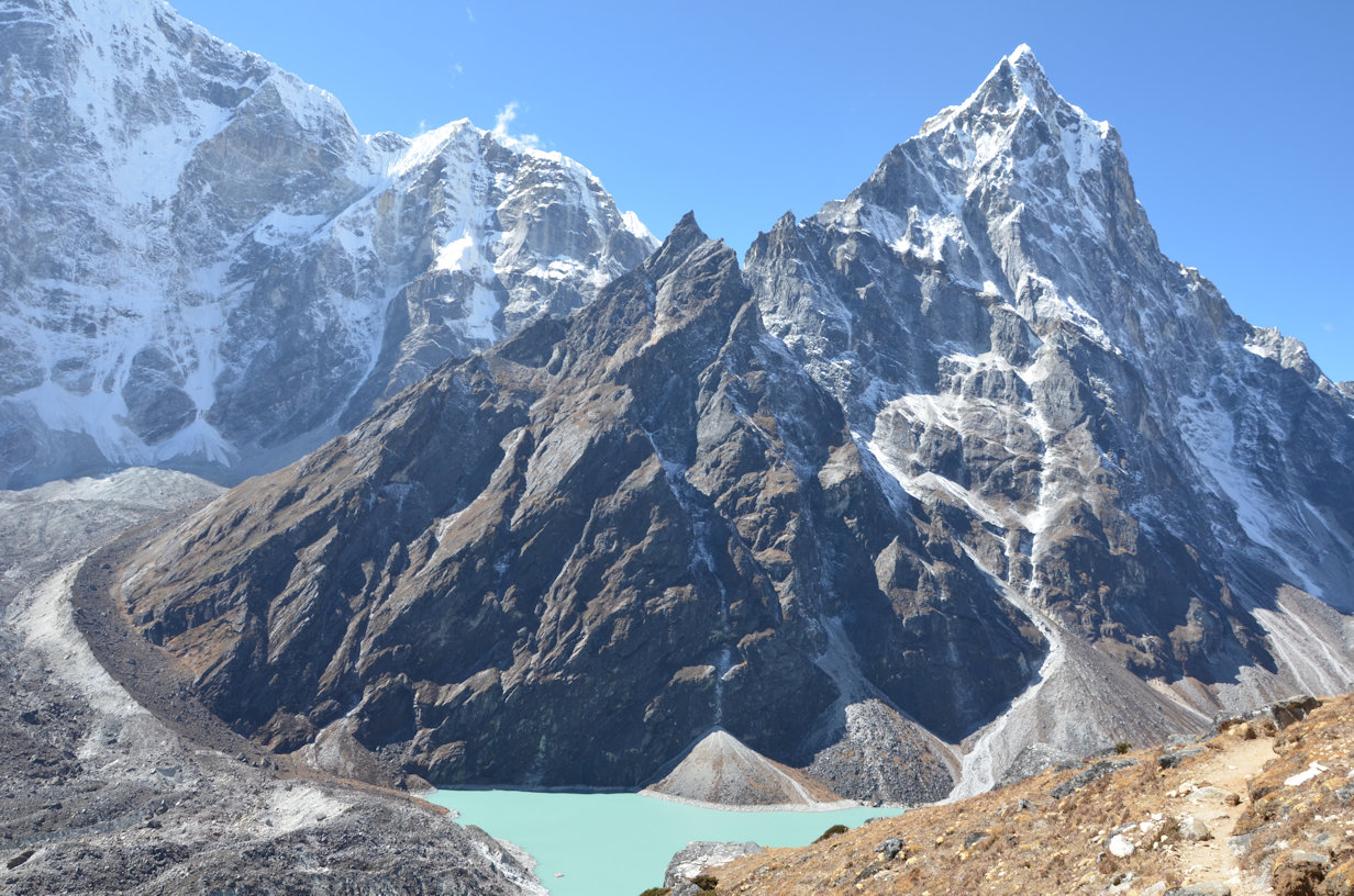 On the trail to Lobuche On the trail to Lobuche